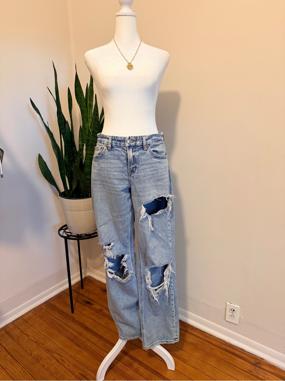 American Eagle | Light Wash Distressed Boyfriend Jeans